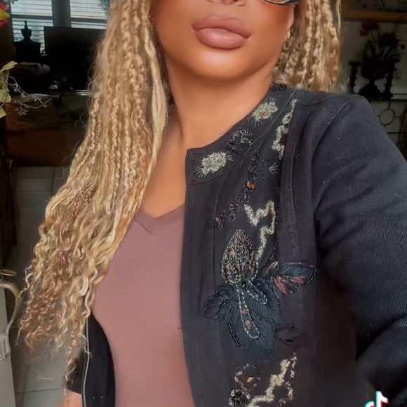 Chico's Elegant Black Jacket with Embroidery - Picture 4 of 7